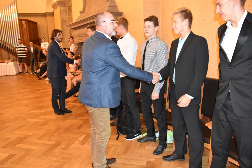 Úspěšné mladé sportovce přijali na radnici zástupci města Plzně (foto: A. Jarošová, 27.6.2017)
