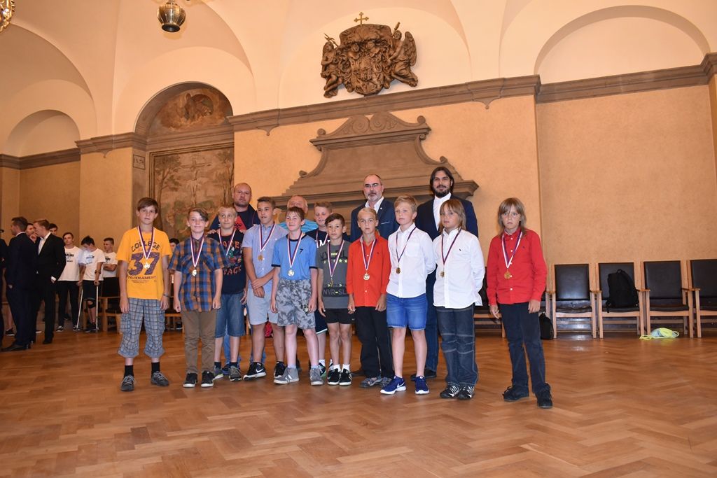 Úspěšné mladé sportovce přijali na radnici zástupci města Plzně (foto: A. Jarošová, 27.6.2017)