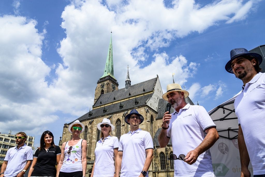 Lezecká stěna láká na Sportmanii, slaňování si vyzkoušel i primátor (foto: M. Pecuch, 20.7.2017)