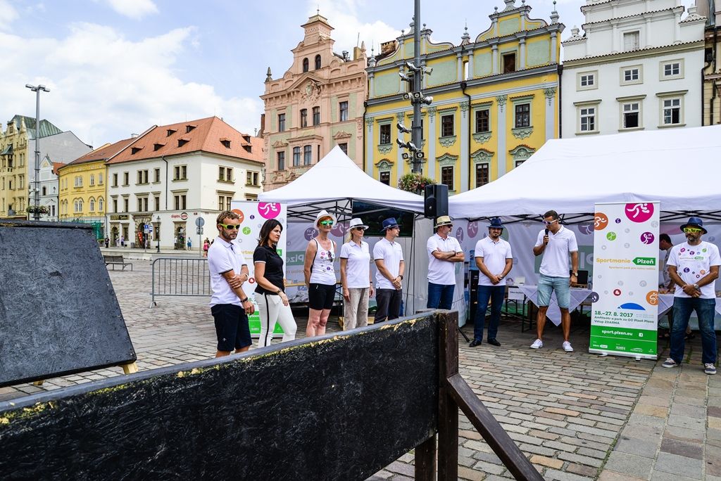 Lezecká stěna láká na Sportmanii, slaňování si vyzkoušel i primátor (foto: M. Pecuch, 20.7.2017)