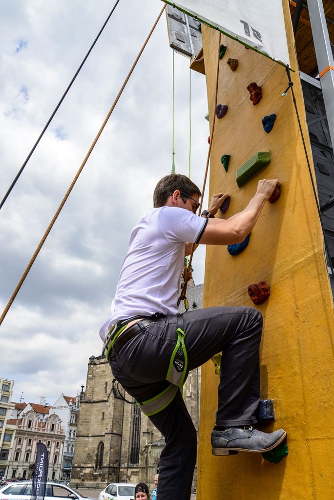 Lezecká stěna láká na Sportmanii, slaňování si vyzkoušel i primátor (foto: M. Pecuch, 20.7.2017)