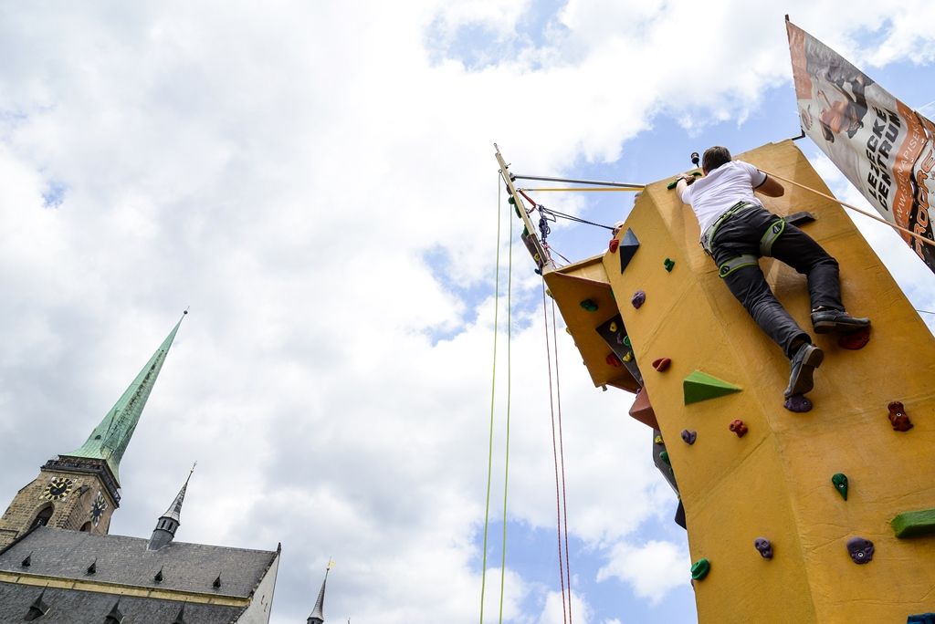 Lezecká stěna láká na Sportmanii, slaňování si vyzkoušel i primátor (foto: M. Pecuch, 20.7.2017)