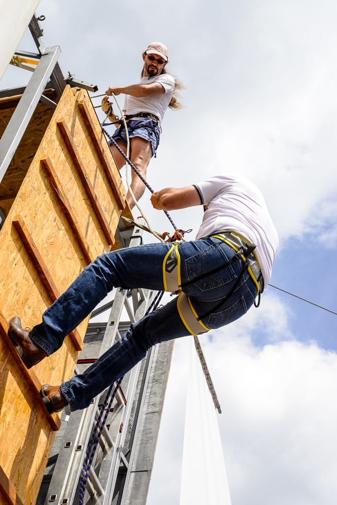 Lezecká stěna láká na Sportmanii, slaňování si vyzkoušel i primátor (foto: M. Pecuch, 20.7.2017)
