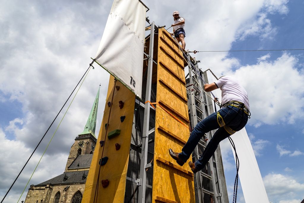 Lezecká stěna láká na Sportmanii, slaňování si vyzkoušel i primátor