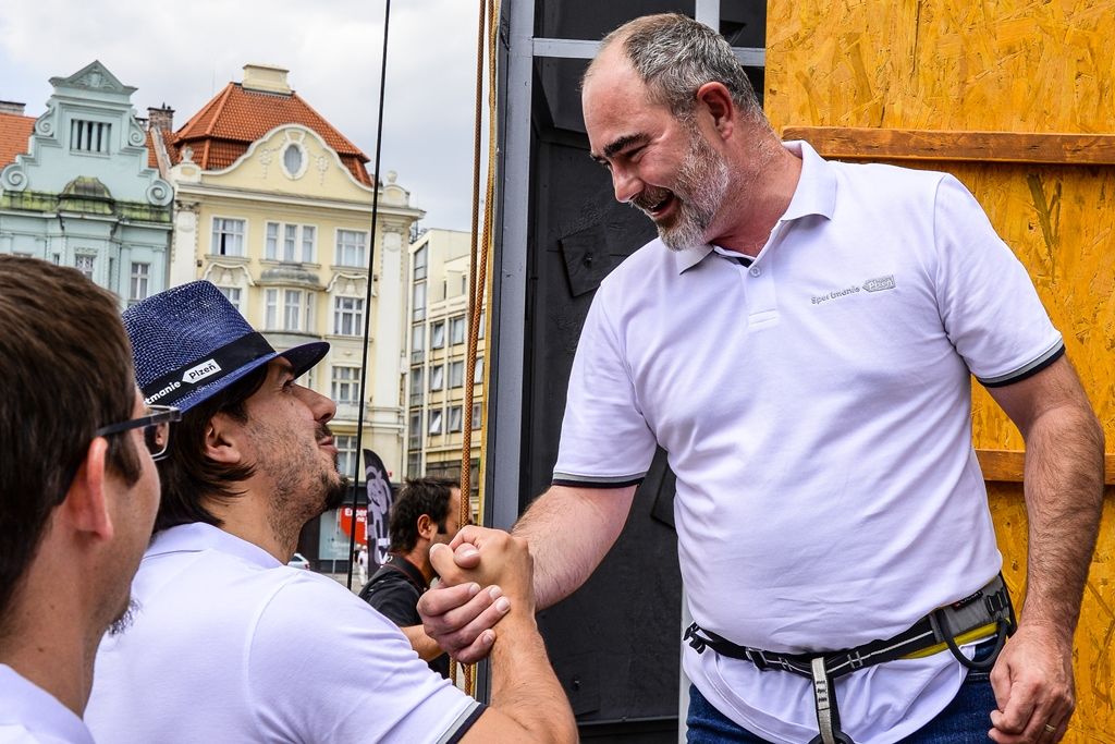 Lezecká stěna láká na Sportmanii, slaňování si vyzkoušel i primátor (foto: M. Pecuch, 20.7.2017)