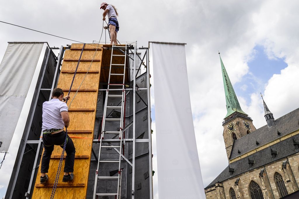 Lezecká stěna láká na Sportmanii, slaňování si vyzkoušel i primátor (foto: M. Pecuch, 20.7.2017)