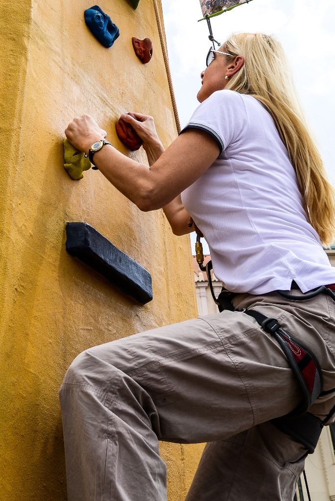 Lezecká stěna láká na Sportmanii, slaňování si vyzkoušel i primátor (foto: M. Pecuch, 20.7.2017)