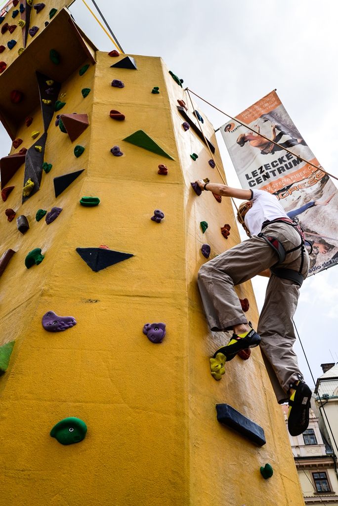 Lezecká stěna láká na Sportmanii, slaňování si vyzkoušel i primátor (foto: M. Pecuch, 20.7.2017)