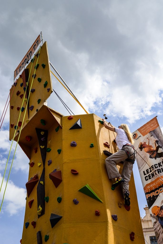 Lezecká stěna láká na Sportmanii, slaňování si vyzkoušel i primátor (foto: M. Pecuch, 20.7.2017)
