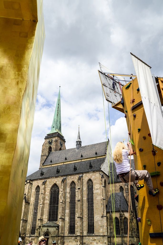 Lezecká stěna láká na Sportmanii, slaňování si vyzkoušel i primátor (foto: M. Pecuch, 20.7.2017)