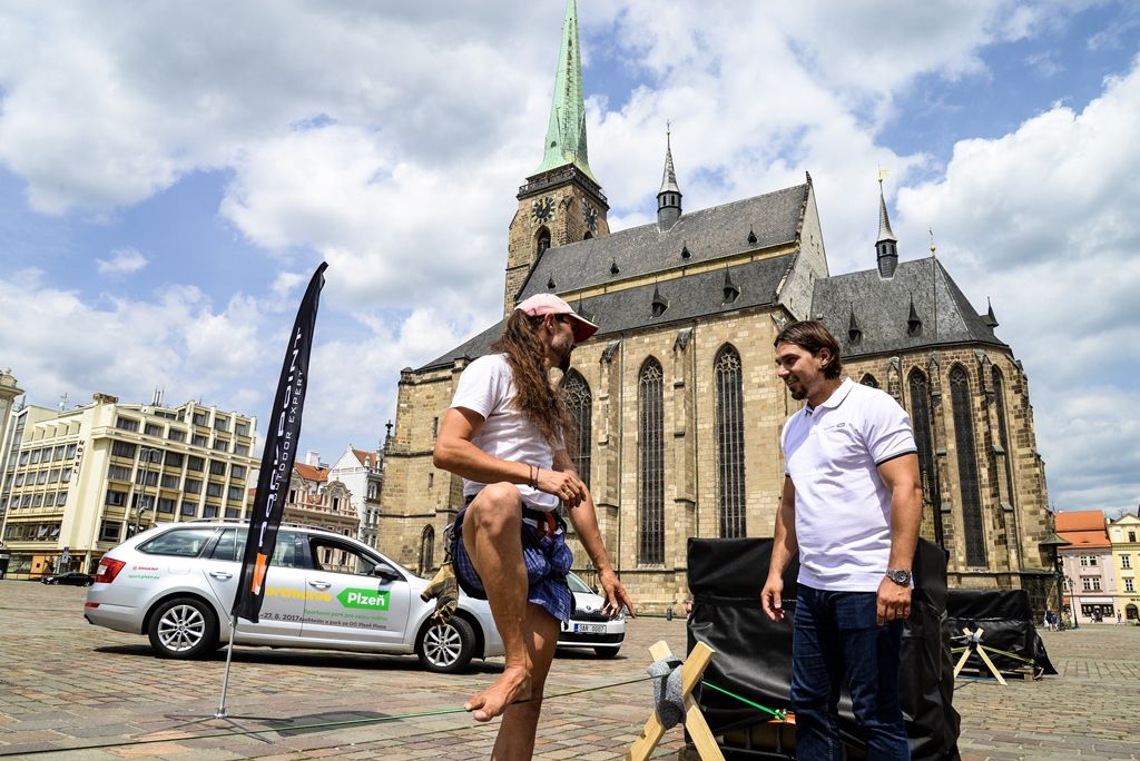 Lezecká stěna láká na Sportmanii, slaňování si vyzkoušel i primátor (foto: M. Pecuch, 20.7.2017)