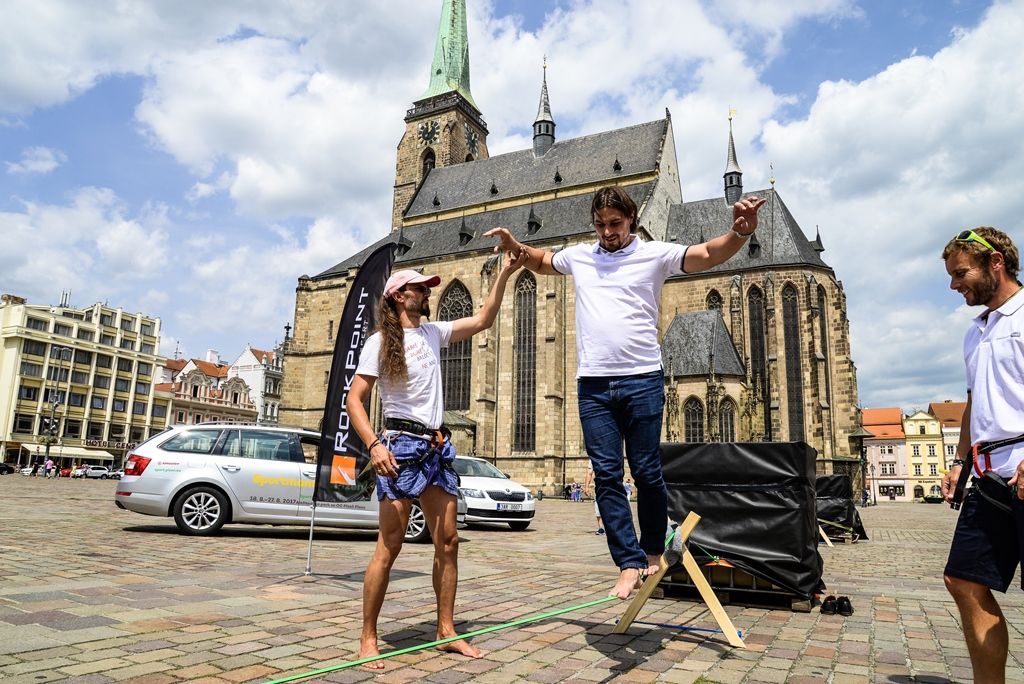 Lezecká stěna láká na Sportmanii, slaňování si vyzkoušel i primátor (foto: M. Pecuch, 20.7.2017)