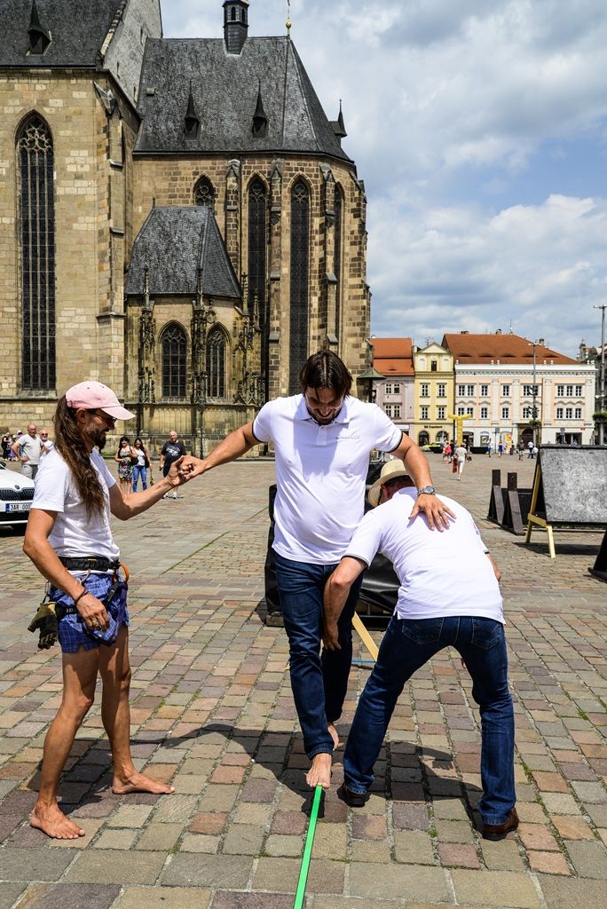Lezecká stěna láká na Sportmanii, slaňování si vyzkoušel i primátor (foto: M. Pecuch, 20.7.2017)