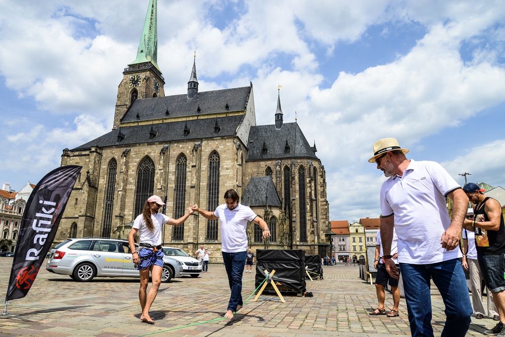Lezecká stěna láká na Sportmanii, slaňování si vyzkoušel i primátor (foto: M. Pecuch, 20.7.2017)