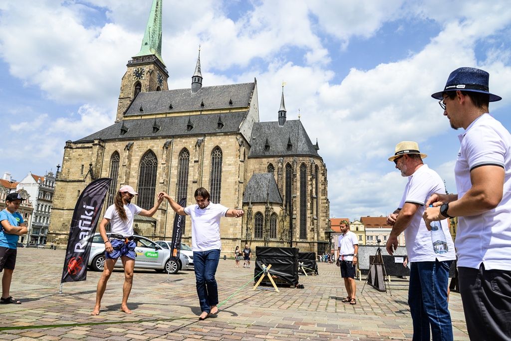 Lezecká stěna láká na Sportmanii, slaňování si vyzkoušel i primátor (foto: M. Pecuch, 20.7.2017)