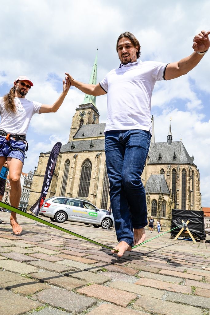 Lezecká stěna láká na Sportmanii, slaňování si vyzkoušel i primátor (foto: M. Pecuch, 20.7.2017)