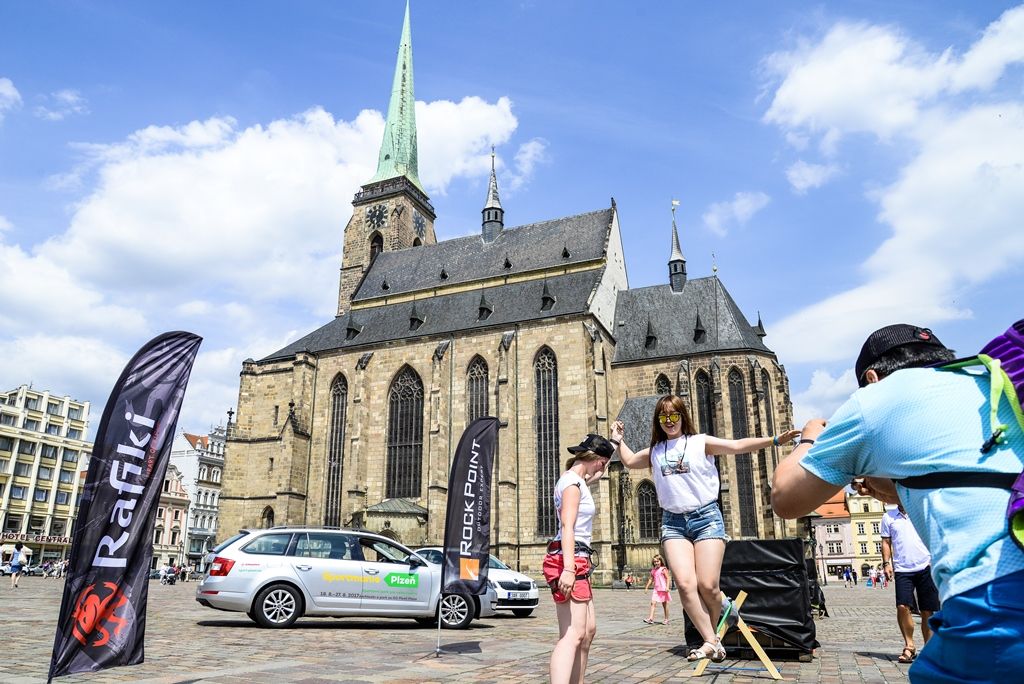 Lezecká stěna láká na Sportmanii, slaňování si vyzkoušel i primátor (foto: M. Pecuch, 20.7.2017)