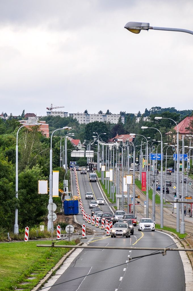 Stavba 3. pruhu na Karlovarské (foto: M. Pecuch, 25.7.2017)