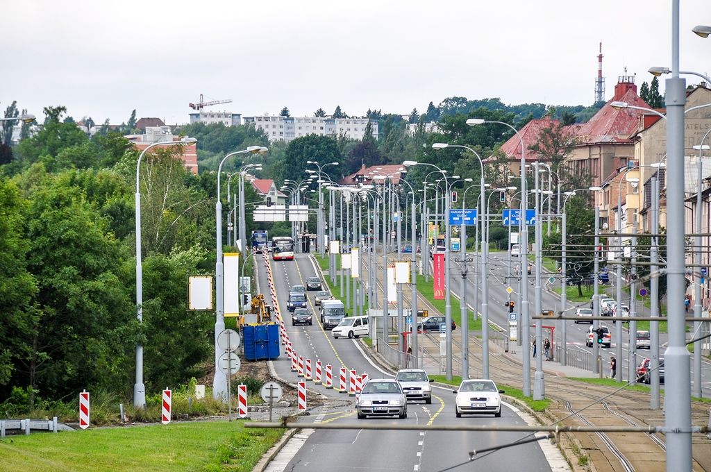 Stavba 3. pruhu na Karlovarské (foto: M. Pecuch, 25.7.2017)