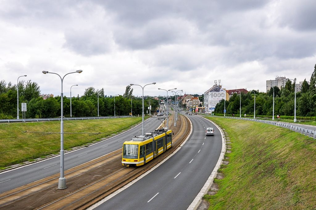Stavba 3. pruhu na Karlovarské (foto: M. Pecuch, 25.7.2017)