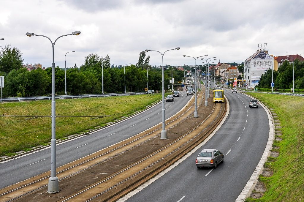 Stavba 3. pruhu na Karlovarské (foto: M. Pecuch, 25.7.2017)