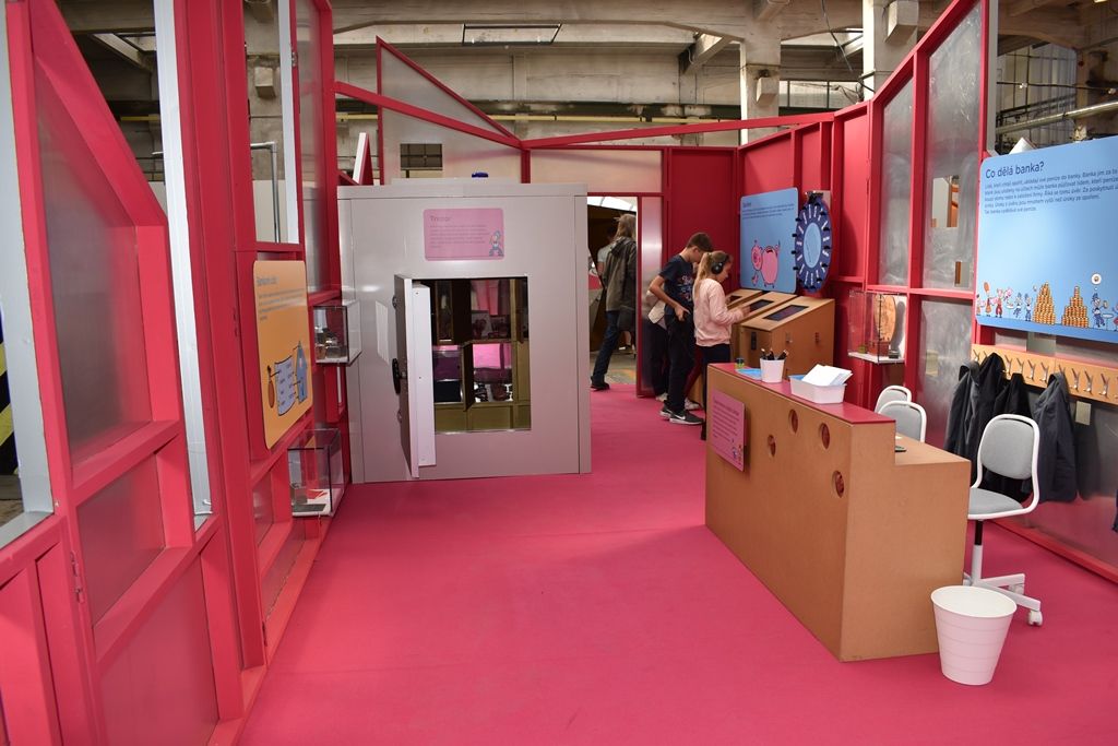 Výstava Jak se točí peníze učí děti hospodařit s penězi (foto: A. Jarošová, 4.10.2017)