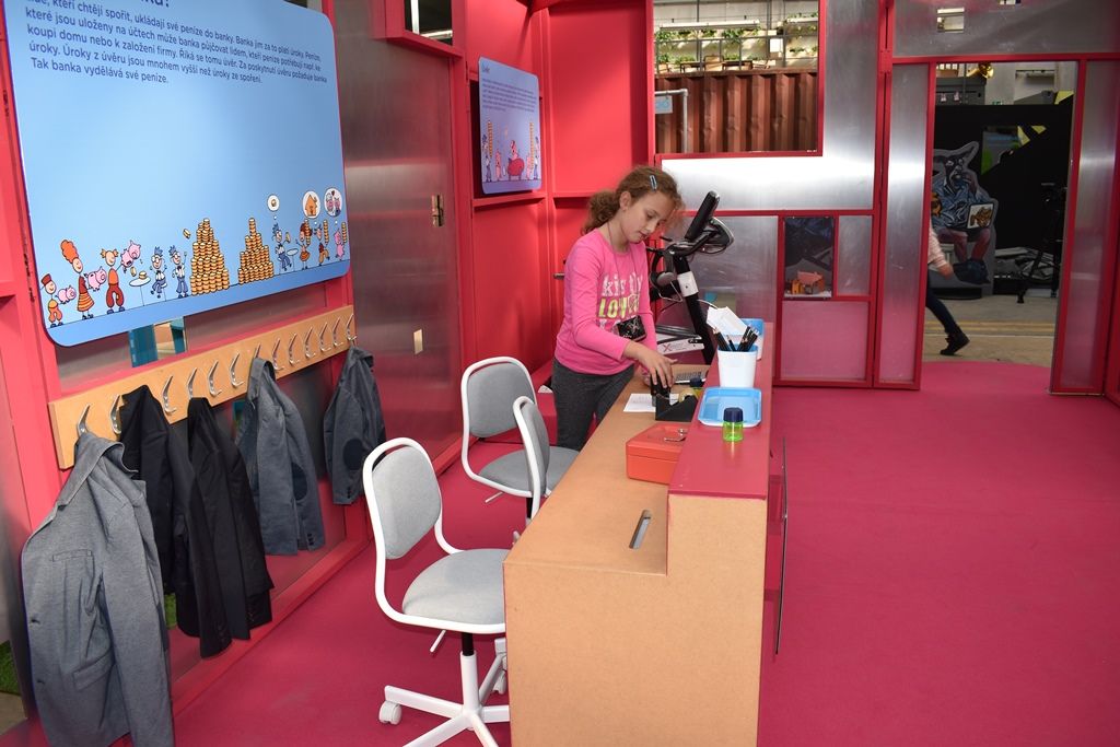 Výstava Jak se točí peníze učí děti hospodařit s penězi (foto: A. Jarošová, 4.10.2017)