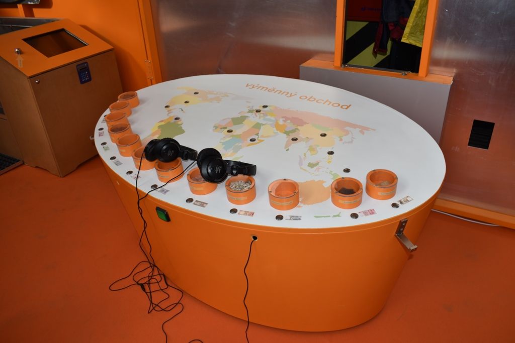 Výstava Jak se točí peníze učí děti hospodařit s penězi (foto: A. Jarošová, 4.10.2017)