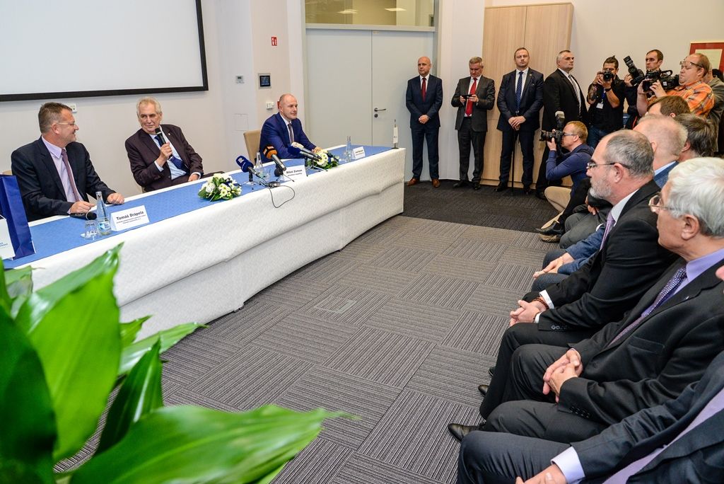 Prezident si prohlédl spalovnu odpadu v Chotíkově (foto: M. Pecuch, 18.10.2017)