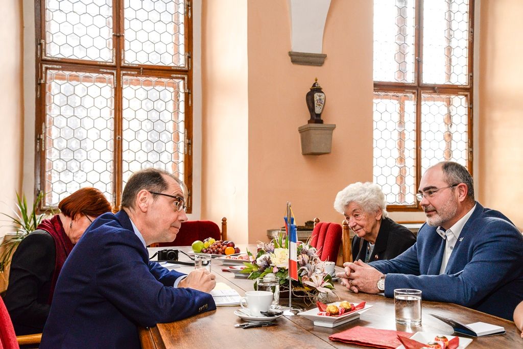 Primátor přijal francouzského velvyslance Rolanda Galharagua