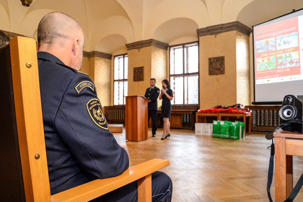 Děti převzaly ocenění ve výtvarné soutěži vyhlášené hasiči (foto: M. Pecuch, 15.11.2017)