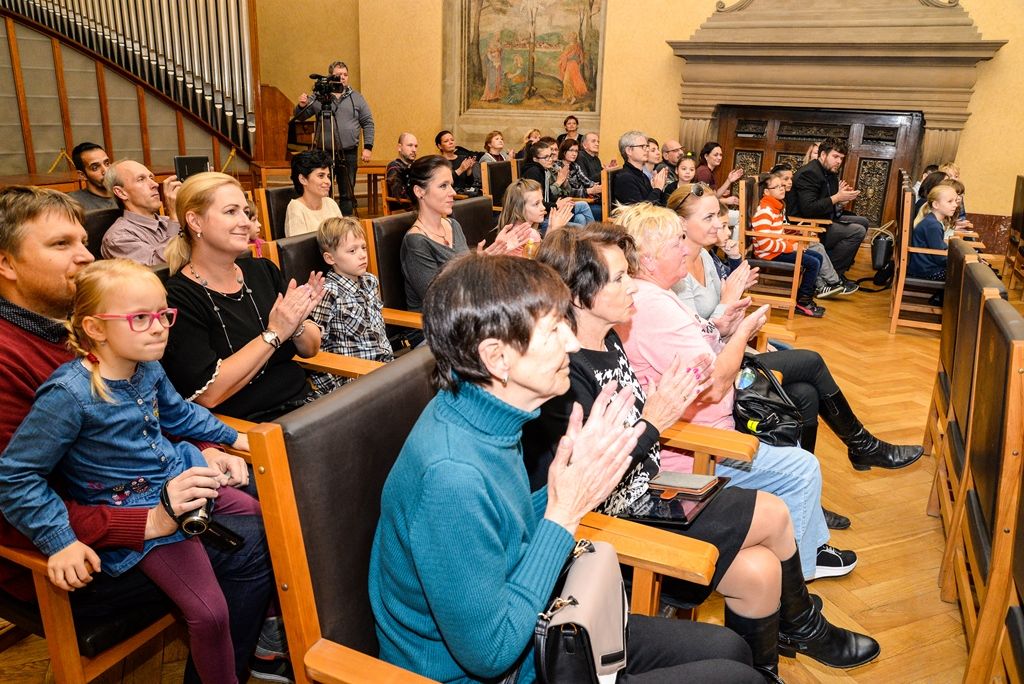 Děti převzaly ocenění ve výtvarné soutěži vyhlášené hasiči (foto: M. Pecuch, 15.11.2017)
