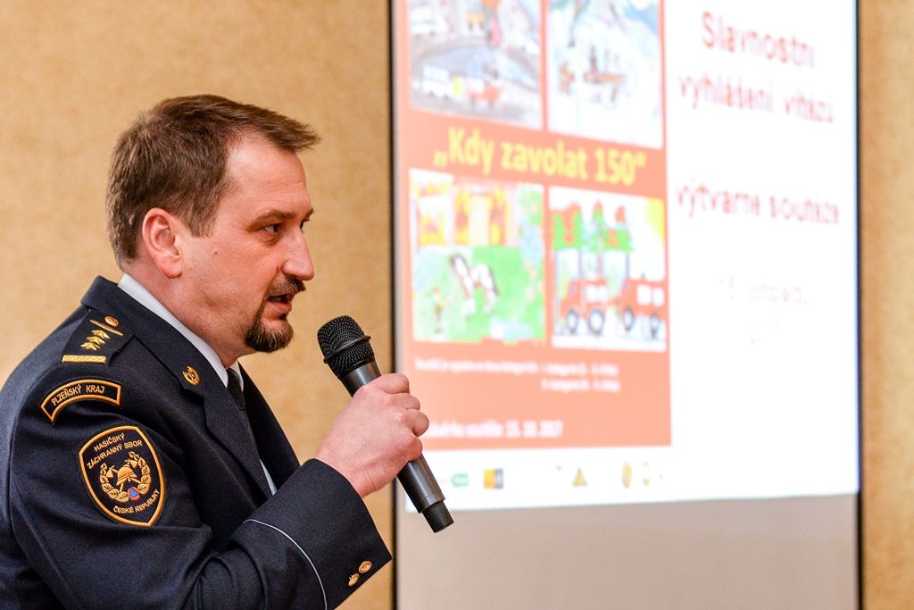 Děti převzaly ocenění ve výtvarné soutěži vyhlášené hasiči (foto: M. Pecuch, 15.11.2017)