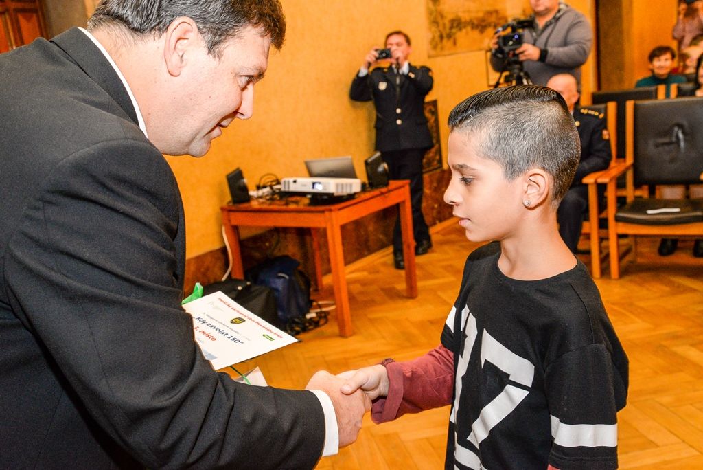 Děti převzaly ocenění ve výtvarné soutěži vyhlášené hasiči (foto: M. Pecuch, 15.11.2017)