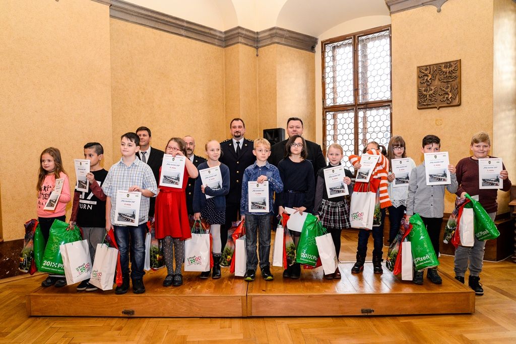 Děti převzaly ocenění ve výtvarné soutěži vyhlášené hasiči