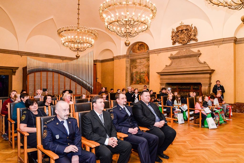Děti převzaly ocenění ve výtvarné soutěži vyhlášené hasiči (foto: M. Pecuch, 15.11.2017)