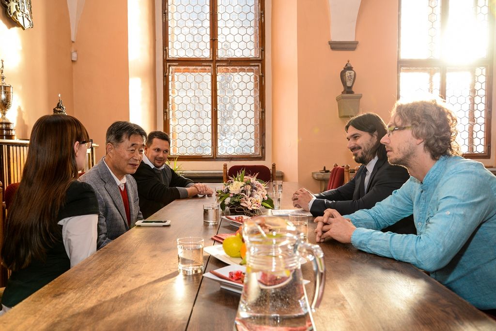 Japonský mistr aikido navštívil plzeňskou radnici (foto: M. Pecuch, 15.11.2017)