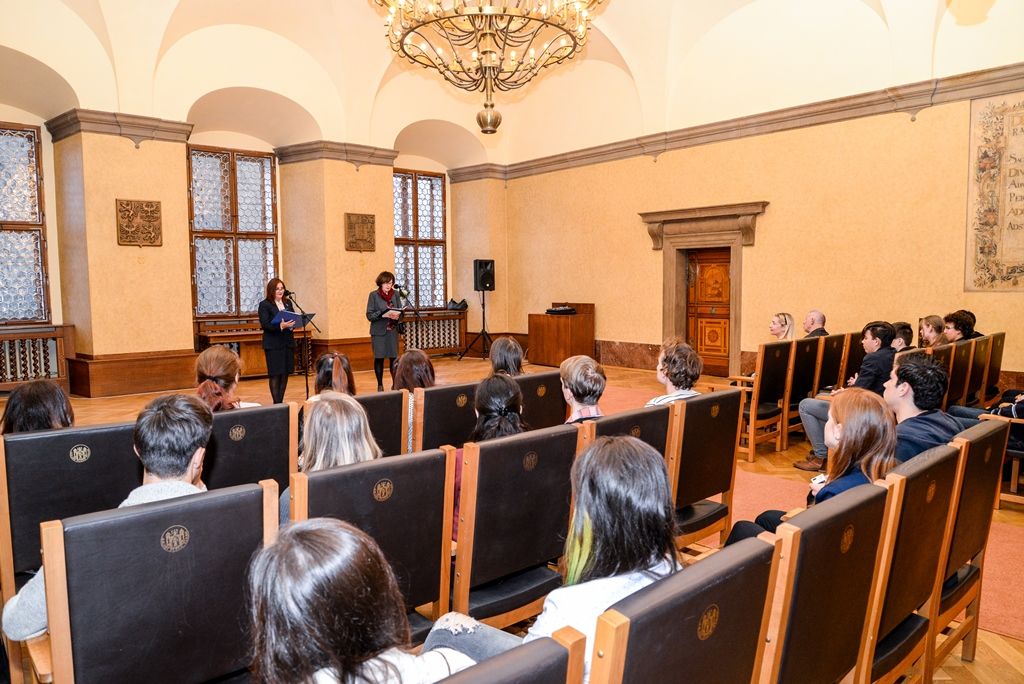 Velvyslankyně Peru navštívila Plzeň, na radnici předala ceny studentům (foto: M. Pecuch, 28.11.2017)