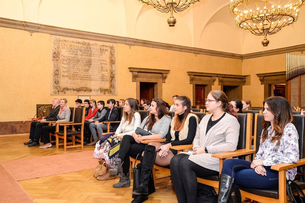 Velvyslankyně Peru navštívila Plzeň, na radnici předala ceny studentům (foto: M. Pecuch, 28.11.2017)