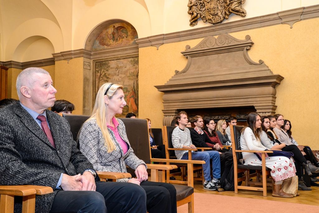 Velvyslankyně Peru navštívila Plzeň, na radnici předala ceny studentům (foto: M. Pecuch, 28.11.2017)