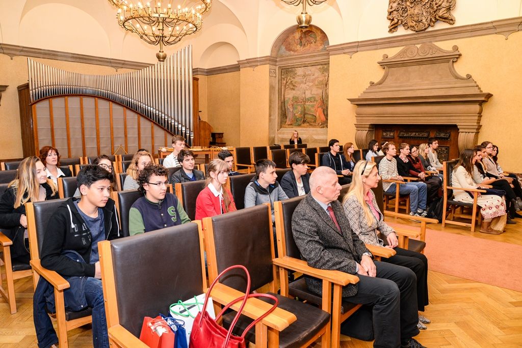 Velvyslankyně Peru navštívila Plzeň, na radnici předala ceny studentům (foto: M. Pecuch, 28.11.2017)