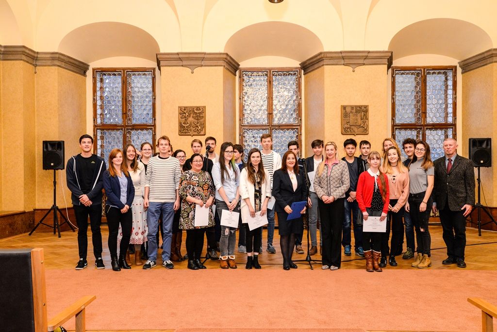 Velvyslankyně Peru navštívila Plzeň, na radnici předala ceny studentům