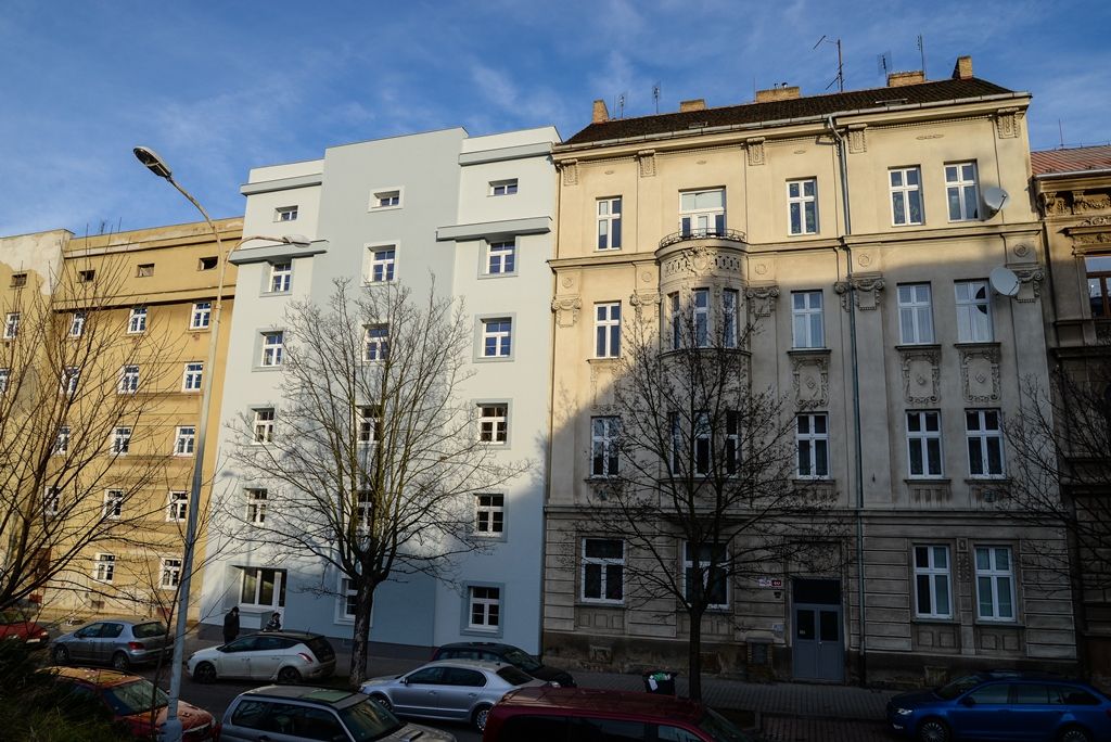 První ze čtyř domů v Plachého ulici byl městem kompletně zrekonstruován