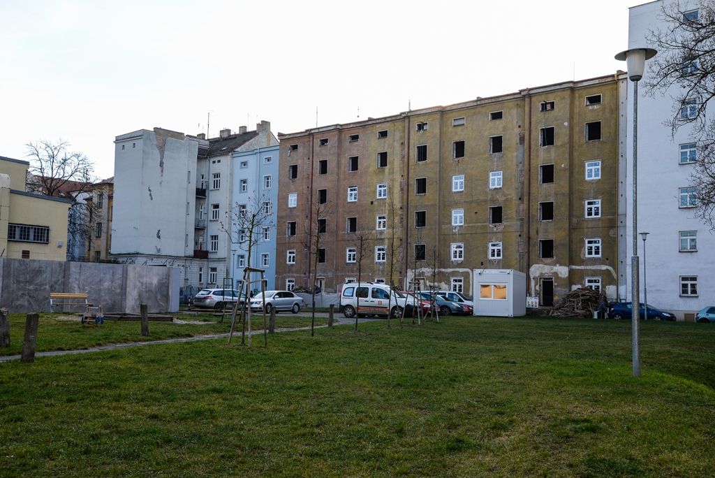První ze čtyř domů v Plachého ulici byl městem kompletně zrekonstruován (foto: M. Pecuch, 13.12.2017)