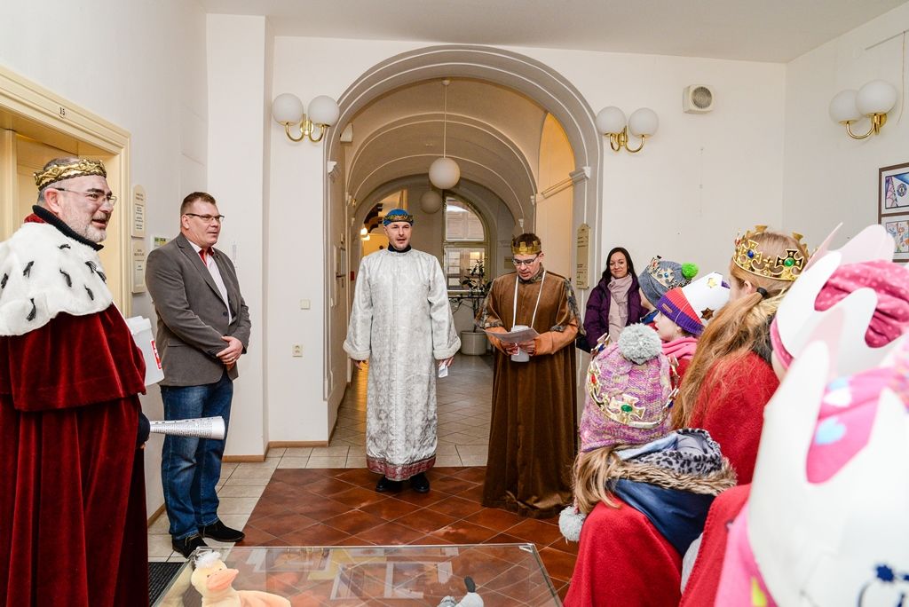Primátor, hejtman a biskup podpořili Tříkrálovou sbírku (foto: M. Pecuch/A. Jarošová, 8.1.2018)