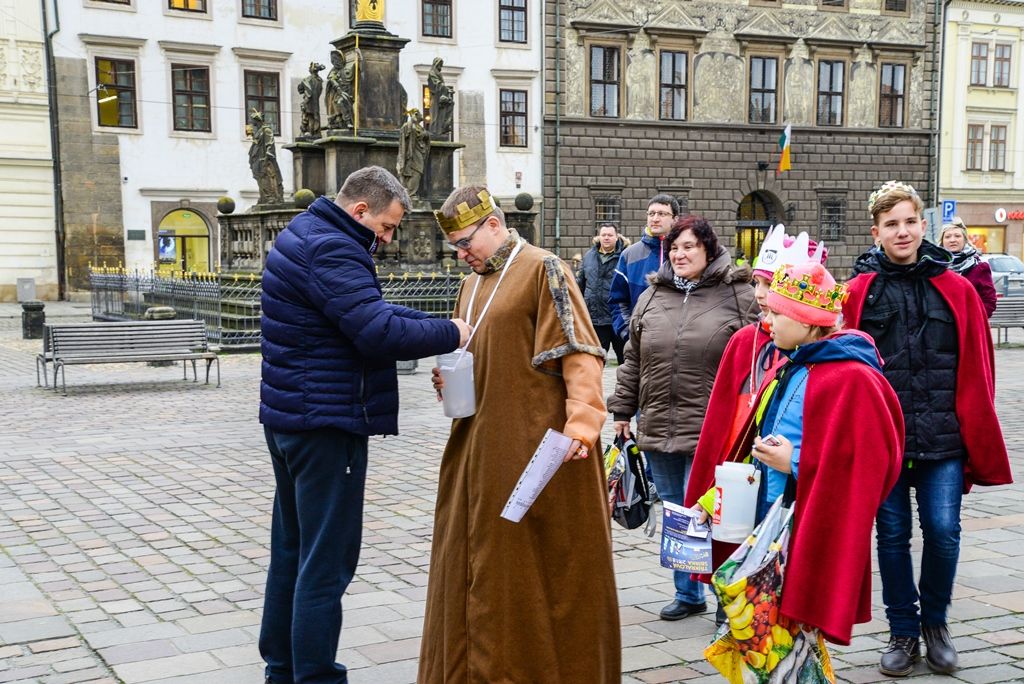 Primátor, hejtman a biskup podpořili Tříkrálovou sbírku (foto: M. Pecuch/A. Jarošová, 8.1.2018)