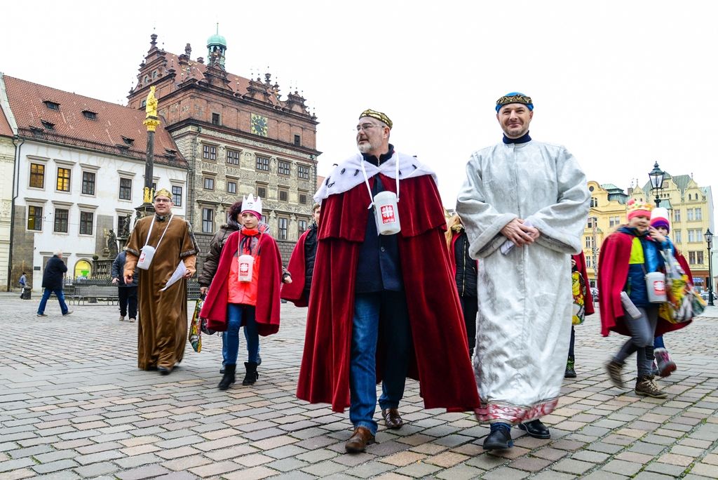 Primátor, hejtman a biskup podpořili Tříkrálovou sbírku (foto: M. Pecuch/A. Jarošová, 8.1.2018)