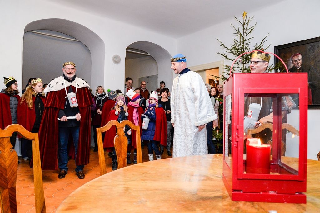 Primátor, hejtman a biskup podpořili Tříkrálovou sbírku (foto: M. Pecuch/A. Jarošová, 8.1.2018)