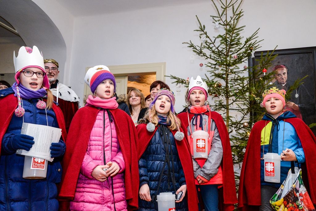 Primátor, hejtman a biskup podpořili Tříkrálovou sbírku (foto: M. Pecuch/A. Jarošová, 8.1.2018)