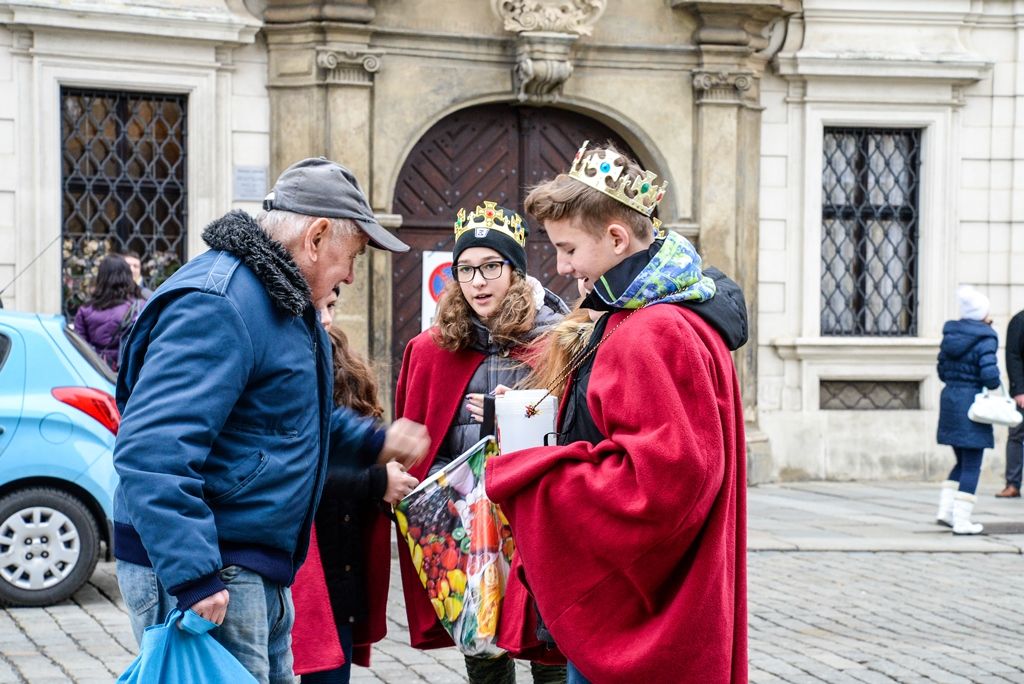 Primátor, hejtman a biskup podpořili Tříkrálovou sbírku (foto: M. Pecuch/A. Jarošová, 8.1.2018)